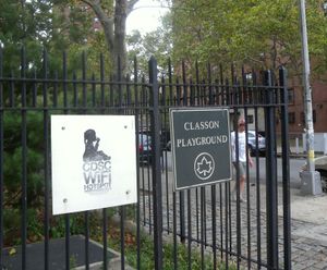 브루클린, 뉴욕의 공원에서는 지역 기업에서 제공하는 무료 Wi-Fi를 사용할 수 있다.