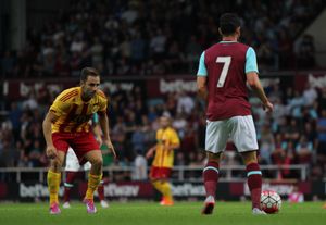 자비스(오른쪽)가 2015년 웨스트햄 유나이티드에서 뛰는 모습