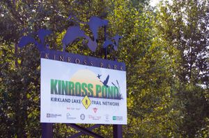 킨로스 연못 표지판