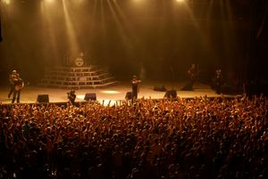 2008년 공연하는 3 도어스 다운