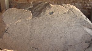 아소카 석주는 기원전 250년경 마르단 인근의 거대한 바위에 새겨졌다.