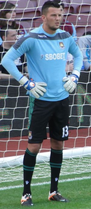 헨더슨이 2012년 웨스트햄 유나이티드에서 몸을 풀고 있다