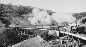 애들레이드 힐스의 가파른 경사와 급커브로 인해 "빅 파워"가 등장하기 전, 초기 애들레이드/멜버른 익스프레스에는 두 대의 기관차가 필요했다.