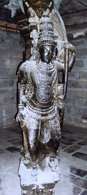 활을 든 사람의 조각상이 있는 화강암 기둥