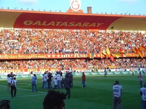 GALATASARAY 표지판과 로고가 있는 유명한 카팔르 스탠드