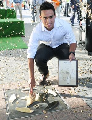 샤흐타르가 그의 공로를 기려 설치한 별 앞에서 자드송