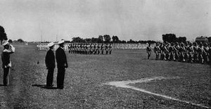 1945년 제2차 세계 대전 중 훈련하는 해군과 해병대원