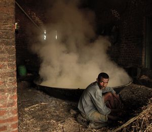 화로에서 용기에 주스를 가열하여 자구리를 만드는 모습