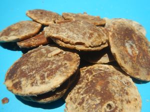 필리핀의 sangkaka 또는 panutsá는 전통적으로 말린 코코넛 껍질 반쪽으로 만들어져 원반형이다.