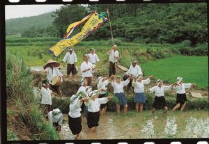 전통 음악을 부르는 진도 농부 (2004)