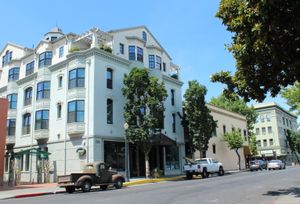 치코 다운타운의 W 4번가, 중앙에 호텔 다이아몬드.