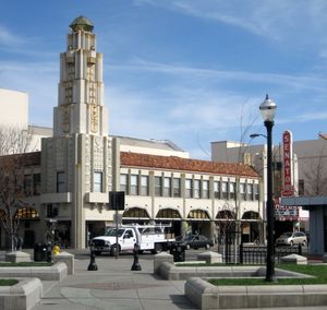 티모시 L. 플루거가 마이클 나이피와 네서 형제를 위해 1928년에 지은 세너터 극장