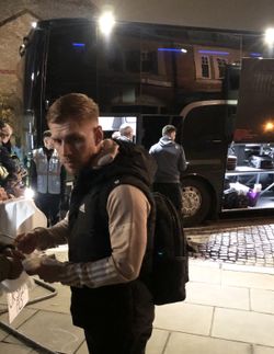 리드가 2023년 12월 23일 풀럼과 번리의 경기가 끝난 후 팬들에게 사인을 해주고 있다.