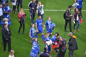 바실레프스키와 그의 가족이 2016년 5월 7일 킹 파워 스타디움에서 레스터 시티의 프리미어 리그 우승을 축하하고 있다.