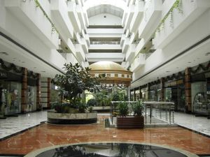 2011년 티니안 다이너스티 호텔 로비 (1998년부터 2015년까지 운영)