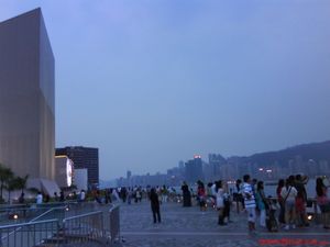 침사추이 – 홍콩 문화 센터에서 바라본 심포니 오브 라이츠의 조망. 관광객들이 쇼를 즐기기 위해 기다리고 있다.