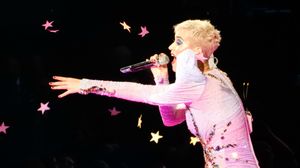 위트니스: 더 투어 공연 중 노래를 부르는 페리