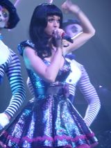 미국의 팝 가수 케이티 페리가 타이틀 곡에 언급되었다.