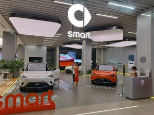 스마트 #1 및 스마트 #3 전기차, 선전의 쇼핑몰 쇼룸에 전시