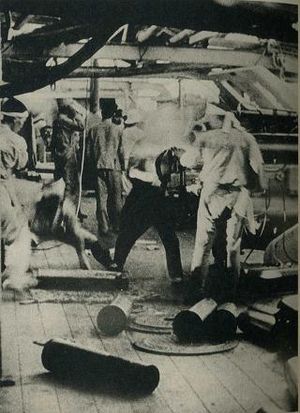 6인치 주포를 운용하는 승무원들