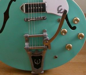 빅스비 비브라토 브리지가 장착된 Epiphone Casino