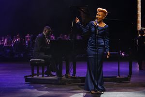 2014년 런던에서 열린 재규어 XE - Arrival 공연 중인 산데