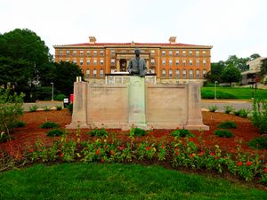 윌리엄 뎀스터 호드 조각상