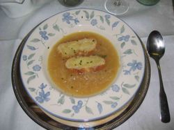 크루통을 넣은 묽은 프랑스식 양파 수프