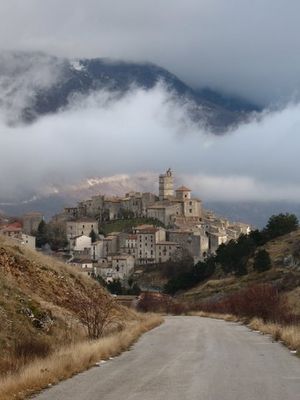 카스텔 델 몬테 마을의 모습 (아브루초)