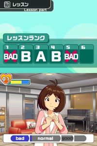 아이돌이 보컬 레슨을 받는 모습. 상단 화면에는 레슨의 6개 파트 중 5개의 랭크가 표시된다. 하단 화면의 헤드업 디스플레이는 좌측 상단에 하트 포인트 수와 열정 미터, 하단에 레슨 전체의 성과 랭크로 구성되어 있다.