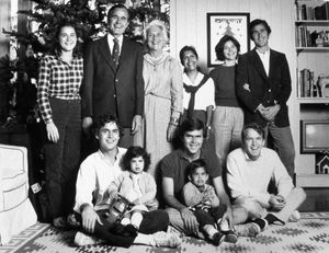 1979년 12월 아버지 제프 부시, 부시 가문과 함께 있는 부시