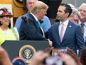 부시가 2019년 4월 10일 텍사스 주 크로스비에 있는 국제 운영 기술자 연합 훈련 센터에서 도널드 트럼프 대통령을 환영하는 모습