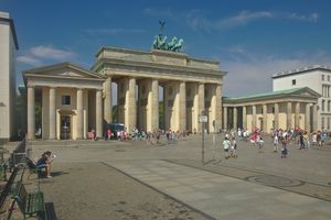 브란덴부르크 문은 베를린의 기념물이자 도시 성문이다.