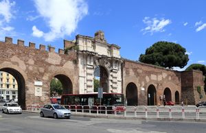 로마 아우렐리안 성벽의 포르타 산 조반니