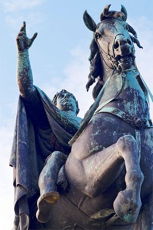 조지 3세가 윈저 그레이트 파크에 있는 청동 조각상 구리 말(The Copper Horse)에서 로마 황제로 묘사됨