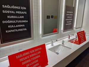 쇼핑몰 화장실의 사회적 거리두기 경고.