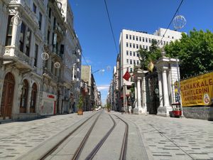 2020년 5월 30일 통행 금지 기간 동안의 이스티클랄 거리와 갈라타사라이, 베이오글루.