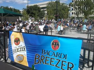 캐리웨스트 카리브해 축제 기간 중 앨버타 에드먼턴의 처칠 광장에 있는 비어 가든