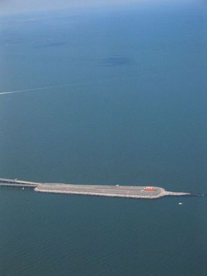체서피크 베이 브리지 터널의 인공 섬 항공사진