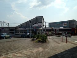 덴파이잔역 뒤로 이온 몰 지쿠시노가 보인다.