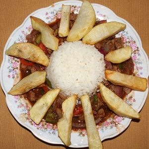 위에 감자튀김이 올려진 로모 살타도