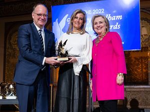 워싱턴 D.C.의 조지타운 대학교에서 2022년 힐러리 로댐 클린턴 상을 받는 소피