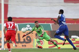 2020년 8월 테헤란 더비에서 에스테글랄 소속으로 뛰고 있는 디아바테 (오른쪽)