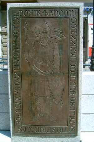 크라쿠프의 작은 시장 광장에 있는 볼레스와프의 묘비 복제품