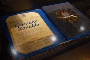 크리스티아누 호날두의 FIFPro 올해의 선수상, CR7 박물관에 전시됨.