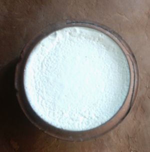 일회용 찰흙 그릇에 담긴 "다히"