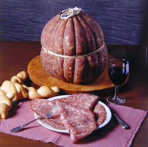 스킬란디스(Skilandis)는 고기, 지방, 소금, 후추, 마늘로 만든 리투아니아 숙성 소시지이다.