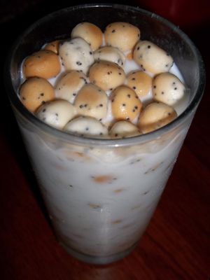 쿠치우카이를 우유에 넣어 먹는 모습, 크리스마스 이브에 먹는 전통 간식