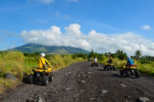 레가스피의 어드벤처 관광 활동 중 하나인 마욘까지의 ATV 타기