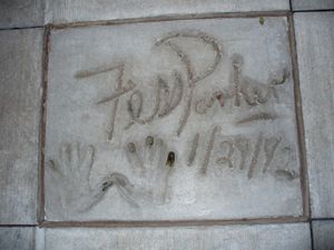 월트 디즈니 월드 디즈니 할리우드 스튜디오 테마파크 할리우드 힐스 원형극장 앞에 있는 페스 파커의 손자국